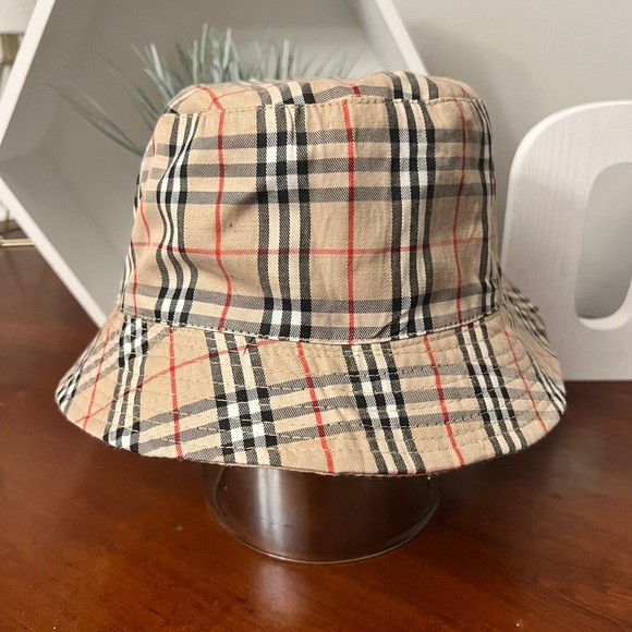 ☔ Burberry Reversible Bucket Hat ☔ - Picture 3 of 9